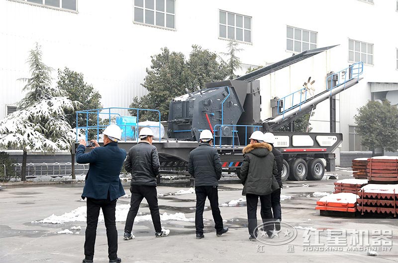 用戶來廠考察移動(dòng)制砂機(jī) 用戶來廠考察移動(dòng)制砂機(jī)