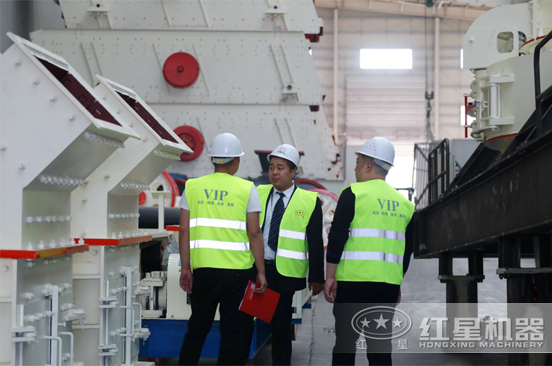 用戶(hù)來(lái)廠(chǎng)考察細(xì)碎打砂機(jī)