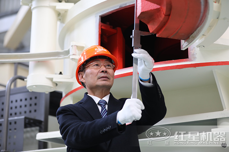 資深技術(shù)老師傅在測(cè)量制砂機(jī)的尺寸中 資深技術(shù)老師傅在測(cè)量制砂機(jī)的尺寸中