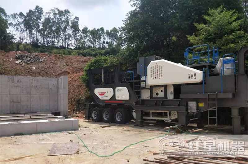 輪胎移動(dòng)式粉碎機(jī)現(xiàn)場實(shí)拍