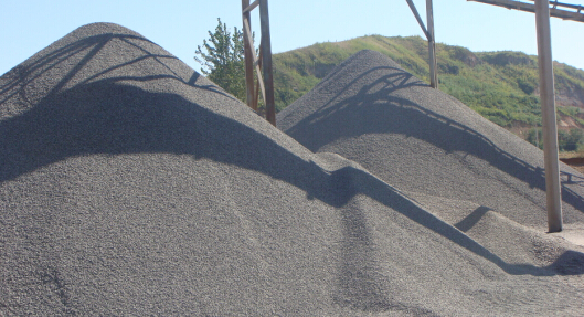 時產(chǎn)50噸對輥式制砂機工作視頻放送，多角度了解設備生產(chǎn)